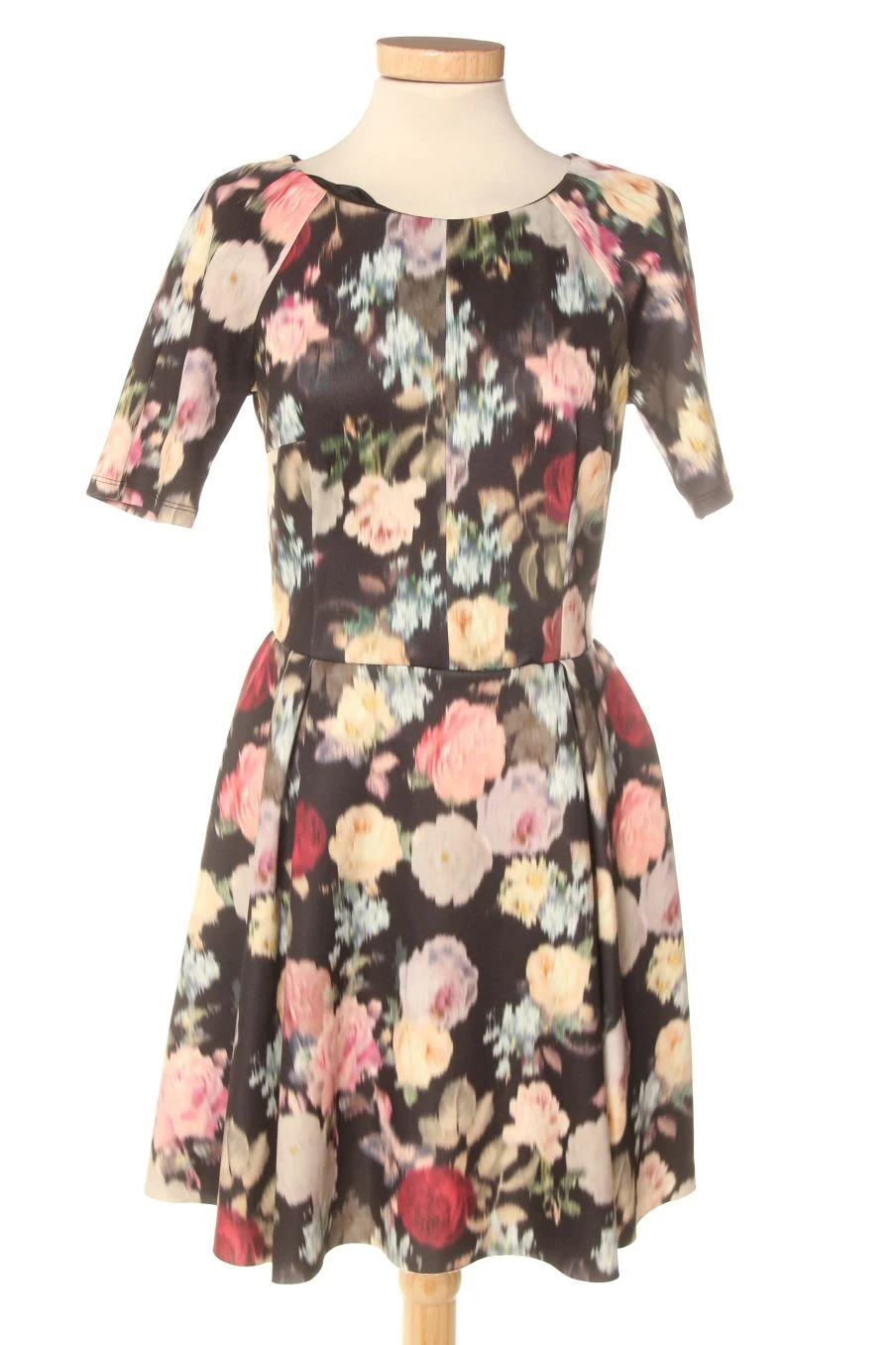 SUITEBLANCO Taille M. Robe Casual 1 SUITEBLANCO Taille M. Robe Casual