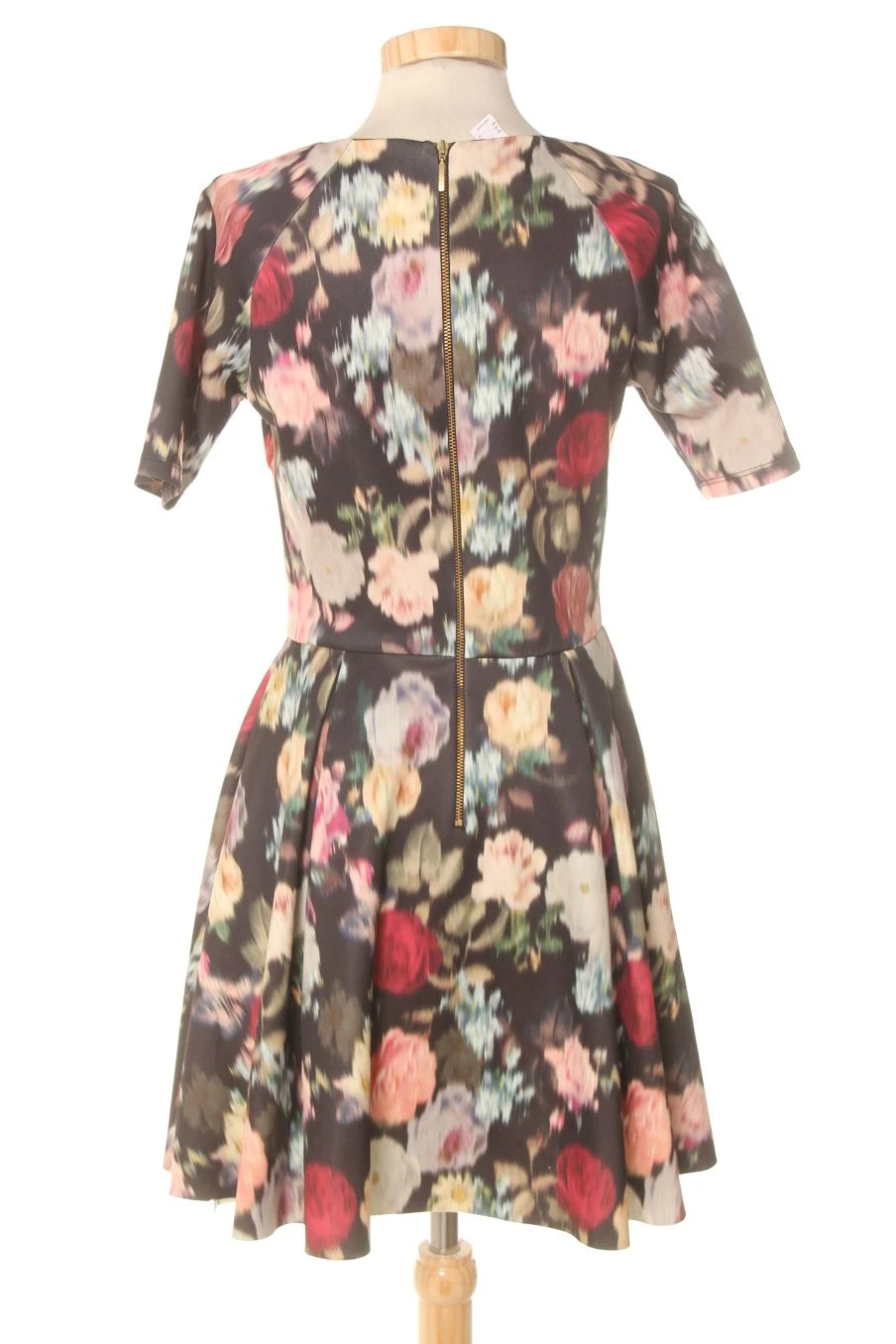 SUITEBLANCO Taille M. Robe Casual 2 SUITEBLANCO Taille M. Robe Casual – Image 2